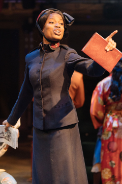 Abiona Omonua as Sarah Brown (production photo by Manuel Harlan)