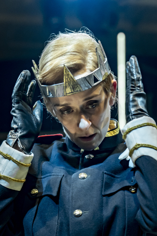 Lucy Ellinson as Macbeth (Production photo by Johan Persson)
