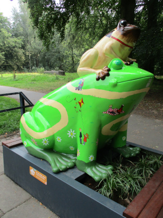 Park Frog from the front and side