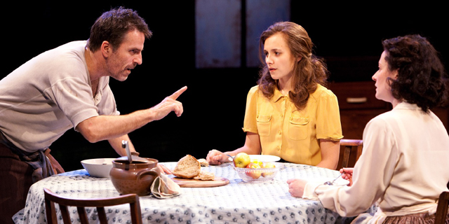 Eddie Carbone (Con O'Neill) lecturing Catherine (Leila Mimmack) and Beatrice (Anna Francolini) over the dinner table (Royal Exchange Theatre production photo)