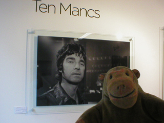 Mr Monkey looking at Noel Gallagher - Manchester Versus Cancer, MEN Arena, 2007