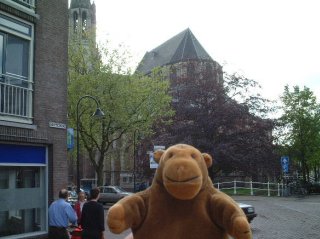 Mr Monkey at rhe site of Fabritius' A View in Delft