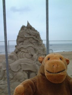 Mr Monkey in front of a sandsculpture