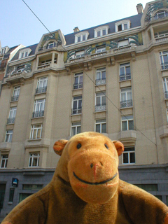 Mr Monkey looking at 75-79 rue Antoine Dansaert
