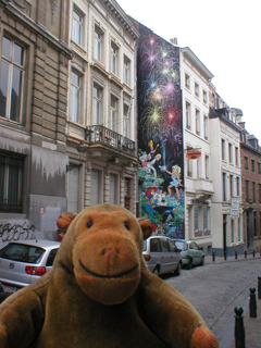 Mr Monkey looking at the Olivier Rameau mural on the Rue de Chene