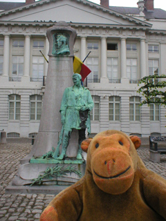 Mr Monkey looking at the monument to Frederik de Merode