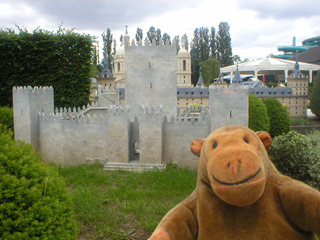 Mr Monkey looking at the castle of Guimarães