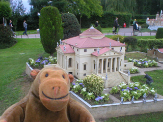 Mr Monkey looking at the Villa Rotonda