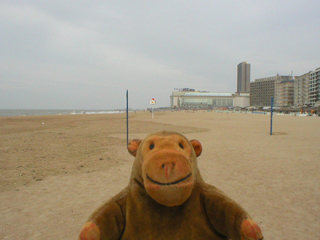 Mr Monkey looking along the promenade towards Ostende