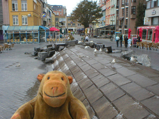 Mr Monkey looking at the Vissersplein