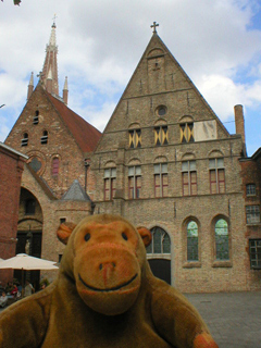 Mr Monkey looking at the back of the St Janshospitaal