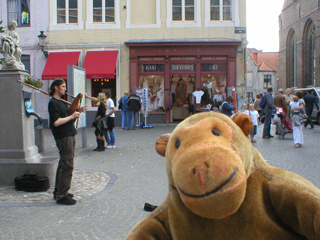 Mr Monkey watching a Flemish bagpiper
