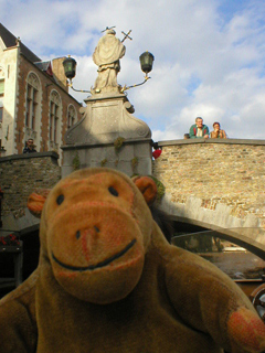 Mr Monkey looking up at the statue on the Woolestraat bridge