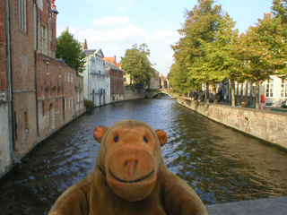Mr Monkey looking at the canal from Blinde Ezelstraat