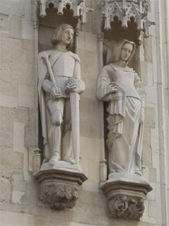 A pair of statues on the front of the Stadhuis