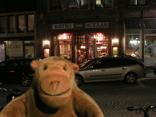 Mr Monkey outside the Bistro den Huzaar