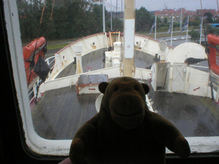 Mr Monkey looking from the bridge of the West-Hinder