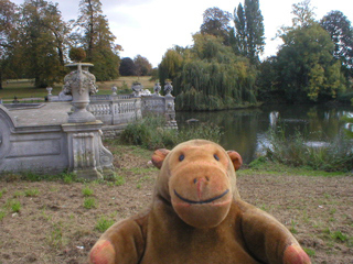 Mr Monkey looking at the point where the Italian fountains meet the Long Water