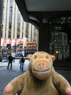 Mr Monkey spotting the Golden Hinde at the end of Clink Street