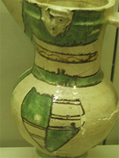 The decoration on the Saintogne jug