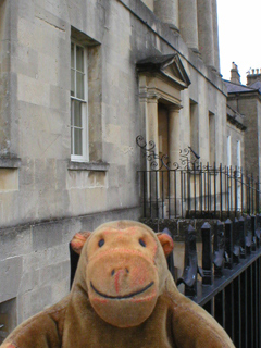 Mr Monkey in front of Nº 1 the Royal Crescent