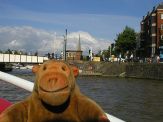 Mr Monkey approaching the Prince Street ferry stop