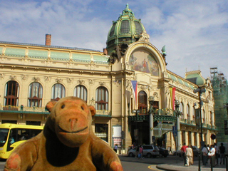 Mr Monkey looking at the Municipal Building