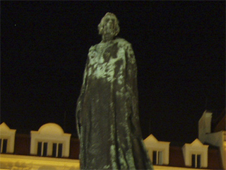 Jan Hus on his monument at night