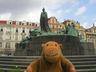 Mr Monkey looking at the Jan Hus monument