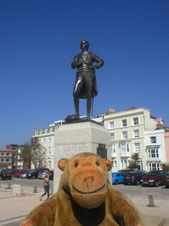 Mr Monkey looking at the statue of Nelson