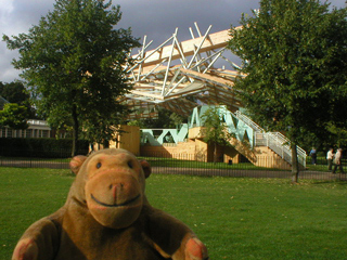 Mr Monkey looking towards the 2008 Serpentine Pavilion