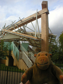Mr Monkey approaching the 2008 Serpentine Pavilion