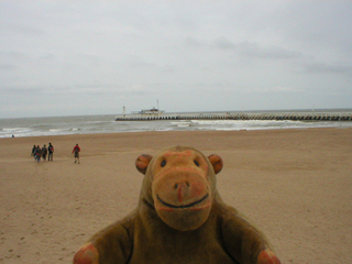 Mr Monkey looking at the Ostende harbour entrance