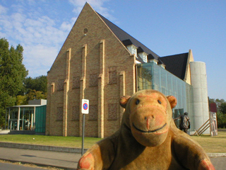 Mr Monkey approaching the vistior centre at Ten Duinen 1138