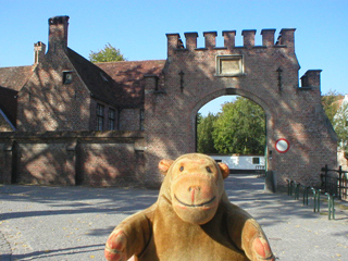 Mr Monkey looking at a gate into the Begijnhof