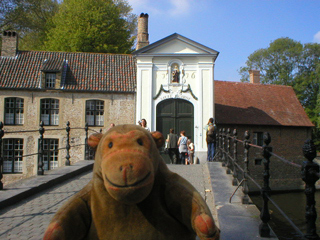 Mr Monkey looking across the bridge to the Begijnhof gateway