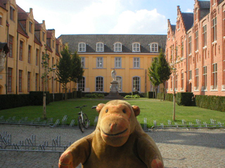 Mr Monkey looking at the courtyard of the Academy of Fine Arts