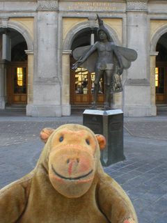 Mr Monkey looking at the Papageno statue