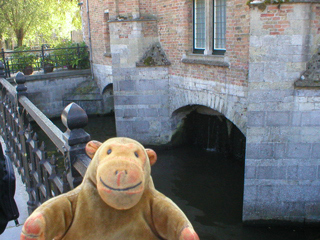 Mr Monkey looking at the lock-gates on the Minnewater