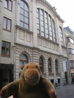 Mr Monkey looking at the Albertschool