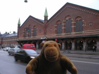 Mr Monkey outside Copenhagen central station