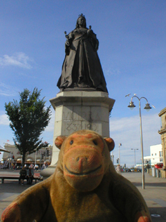 Mr Monkey looking at the statue of Queen Victoria