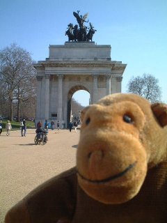 Mr Monkey in front of the Wellington Arch