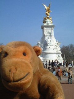 Mr Monkey in front of the Queen Victoria Memorial