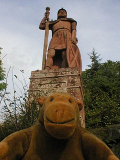 Mr Monkey in front of the Wallace statue