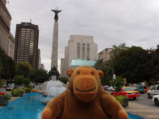 Mr Monkey in front of a monument