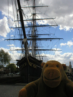 Mr Monkey in front of the prow of the Cutty sark