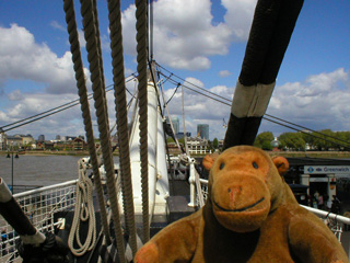 Mr Monkey looking over the prow of the Cutty Sark