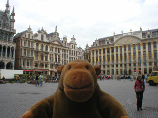 Mr Monkey looking at the west corner of the Grand Place