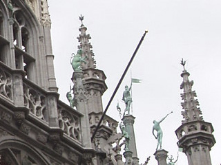 Statues along the top of the Maison du Roi